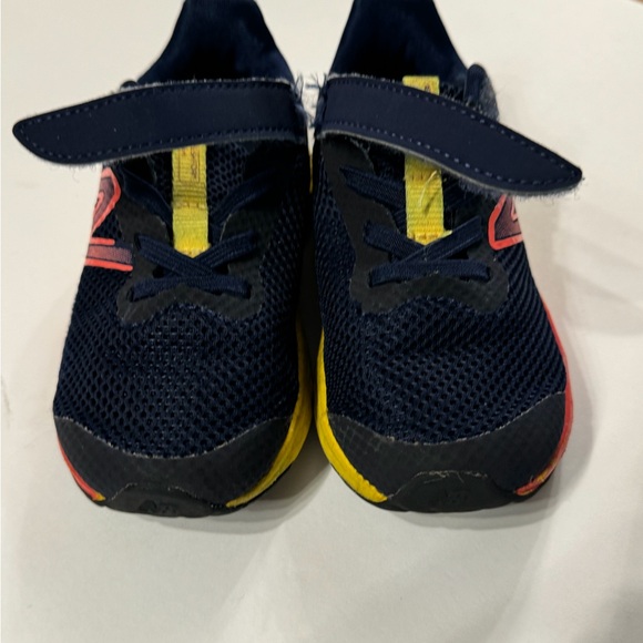 Toddler size 6 shoes - Picture 2 of 7